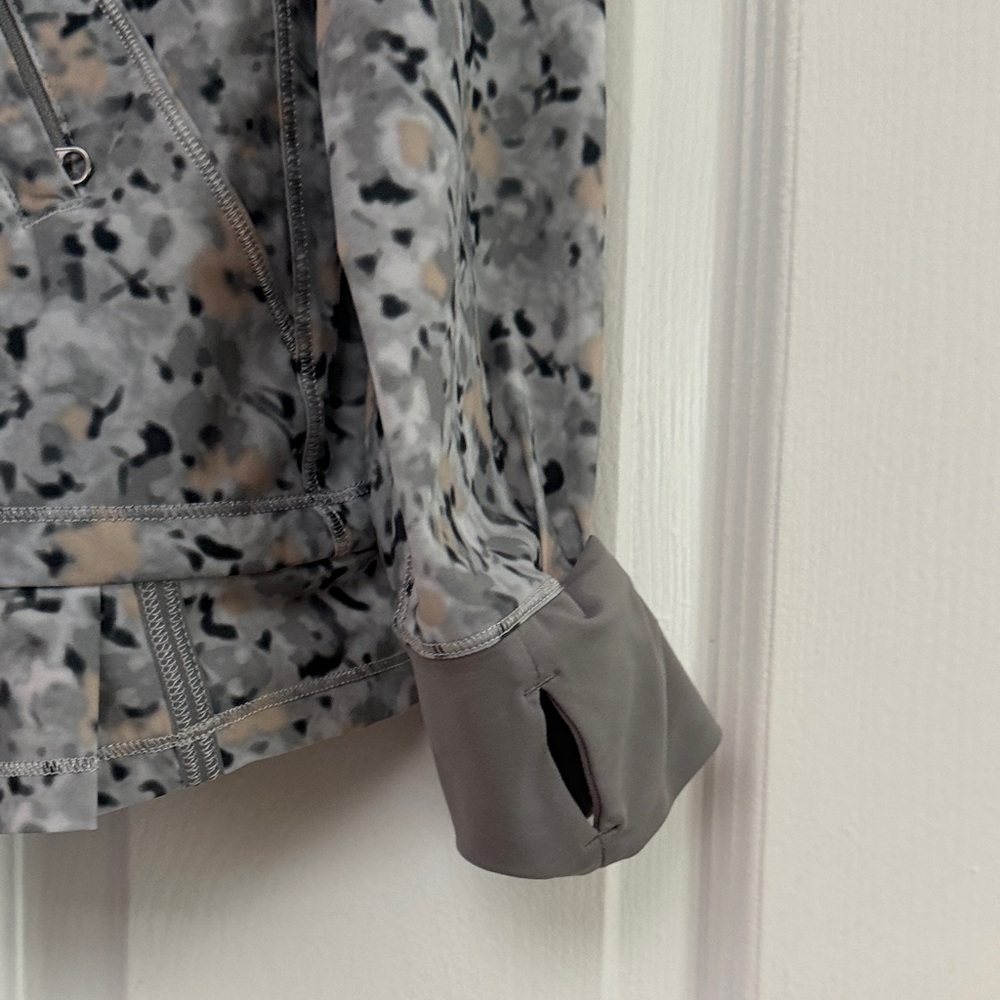 Women’s Lululemon Lightened Up Pullover jacket Floral Print Gray Running size 8 - Picture 4 of 8